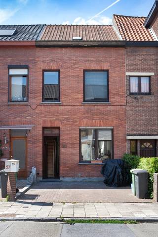 Charmante en instapklare woning, gelegen in de Voetbalstraat te Gentbrugge. Dankzij de ideale ligging tussen stad en natuur geniet je hier van het beste van beide werelden. De nabijheid van de Gentbrugse Meersen vormt een absolute meerwaarde voor wie houdt van wandelen, sporten of ontspannen in het groen. Op wandelafstand bevinden zich openbaar vervoer, scholen, horeca, een bibliotheek, buurtwinkels en diverse recreatiemogelijkheden. Bovendien zijn de belangrijkste invalswegen (E40, E17 en R4) vlot bereikbaar. Bij het binnenkomen word je verwelkomd in een praktische inkomhal met voldoende ruimte voor jassen en schoenen. Vanuit de hal heb je tevens toegang tot de kelder. Aansluitend bevindt zich de lichtrijke leefruimte met gezellige eetplaats en zithoek. De open keuken werd volledig vernieuwd in 2023. Naast de keuken bevindt zich een apart toilet. De ruime badkamer beschikt over een ligbad, douche en dubbele lavabo. Dankzij de glazen koepels in het platte dak geniet ook deze ruimte van een aangename natuurlijke lichtinval. Vanuit de keuken bereik je de gezellige, zuidoostgerichte stadstuin met terras. Door de gunstige oriëntatie kan je hier vrijwel de hele dag van de zon genieten. Omringd door groen en bomen vormt deze tuin een heerlijke plek om tot rust te komen. Achteraan bevindt zich bovendien een ruim tuinhuis met elektriciteitsaansluiting, ideaal als hobbyruimte, atelier of extra bergruimte. Een bijkomende troef is de private oprit vooraan de woning, waardoor je steeds beschikt over een eigen parkeerplaats. Op de eerste verdieping bevinden zich twee slaapkamers, waarvan één voorzien is van een praktische kastenwand. De derde slaapkamer bevindt zich op de tweede verdieping en beschikt over extra opbergruimte. De woning wordt verwarmd via centrale verwarming op aardgas. EPC B. Bezoekdag 11 juli. Geïnteresseerd? 0494155733 of fraukedewaard@hotmail.com