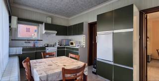 Op de hoek van de Torhoutsesteenweg en de Sint-Elooistraat staat deze vrijstaande modernistische woning uit 1962, vroeger een dagbladhandel. Ze ligt op een ruim perceel van 542 m², met een grote oprit en extra parkeerruimte.<br /><br />Binnen kom je in de inkomhal die uitgeeft op een ruime leefruimte, de keuken met berging en een grote garage met toilet. De voormalige winkelruimte werd ingericht als extra salon, maar kan evengoed dienen als bureau, praktijkruimte of bijkomende slaapkamer.<br /><br />Op de eerste verdieping zijn er drie volwaardige slaapkamers, waarvan twee met balkon en nieuwe PVC-ramen, en een ruime badkamer.<br /><br />De woning kan een opfrisbeurt gebruiken, maar net dat maakt ze interessant. Dankzij de grootte van het huis, het grote perceel, de combinatie wonen/handel en de ligging vlak bij het centrum van Zedelgem ‘De Leeuw’ – dat de komende jaren grondig wordt vernieuwd – zijn de mogelijkheden hier bijzonder ruim.<br /><br />Een plek met veel ruimte, karakter en toekomst. Ontdek het zelf.