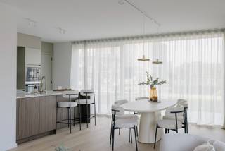 UNIEKE LANCERINGSKORTING T.W.V. €25.000 VOOR DE EERSTE 3 KOPERS!!!<br />Hof ter Vichten staat voor modern wonen in een leuke buurt en is de ideale uitvalsbasis in het centrum van Vichte, m.a.w. het heeft alles in huis voor iedereen die op zoek is naar een aangename plek om te wonen. <br /><br />Dit Eribo-project omvat 19 woningen met een halfopen of gesloten bebouwing, elk met 3 ruime slaapkamers. De tuinen zijn afgesloten met een tuinpoortje en zijn toegankelijk via een aparte toegangsweg. 11 woningen zijn voorzien van een inpandige garage. De overige woningen hebben een privatieve carport ter beschikking op het terrein met afsluitbare berging.<br /><br />Eribo staat garant voor duurzame kwaliteit. De woningen worden in detail afgewerkt met hoogwaardige materialen (incl. aluminium buitenschrijnwerk) en voldoen aan de hedendaagse comforteisen, met veel aandacht voor thermische en akoestische isolatie. Alle woningen zijn voorzien van zonnepanelen, warmtepomp en vloerverwarming.<br /><br />De verkoop van fase 1 is momenteel bezig. Deze bestaat uit 7 woningen gelegen aan de Waregemstraat. <br /><br />Meer info op https://www.eribo.be/te-koop/huizen-vichte-hof-ter-vichten of contacteer ons via ben@eribo.be of 0488/942.643.