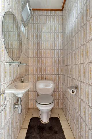 Rustig gelegen, ruime bungalow op een perceel van 640 m². Indeling: inkomhal, gastentoilet, zonnige living, ingerichte keuken met aansluitend grote berging/wasplaats, 2 grote slaapkamers en een badkamer voorzien van een inloopdouche. Ruime garage met toegang tot de grote zolder die zich perfect leent om extra kamers in bij te maken. Deze woning is gelegen in een doodlopende straat, alle ramen beschikken over rolluiken, het slechte epc komt voornamelijk door de elektrische verwarming.