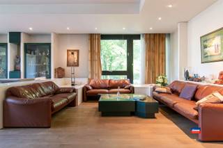 <p><span>APPARTEMENT SPACIEUX DE TROIS CHAMBRES AU REZ-DE-CHAUSSÉE AVEC TERRASSE DONNANT SUR LE PARC DEN BRANDT | EPC C | </span></p><p><span>L'appartement est situé au rez-de-chaussée. Un emplacement de choix, avec vue sur le parc Den Brandt.</span></p><p><span>Agencement : hall d'entrée/couloir - vaste pièce à vivre avec coin repas - cuisine équipée offrant de nombreux rangements - grande terrasse donnant sur le parc - trois chambres spacieuses - salle de bains avec douche et meuble-lavabo - terrasse à l'arrière.</span></p><p><span>Atouts supplémentaires :</span></p><ul><li><span>PEP B (très économe en énergie)</span></li><li><span>De grandes baies vitrées laissent entrer beaucoup de lumière dans l'appartement</span></li><li><span>Magnifique parquet</span></li><li><span>Terrasse à l'avant & e à l'arrière !</span></li><li><span>Local à vélos commun</span></li><li><span>À quelques pas du Zuidpark et des quais de l'Escaut, mais également à proximité des principaux axes routiers</span></li><li><span>L'appartement idéal pour un premier achat ou une opportunité d'investissement à ne pas manquer</span></li></ul><p><span> </span></p><p><span>En bref, un logement idéal pour les citadins pur souche qui aiment l'effervescence d'Anvers. </span><span>Cet appartement est vivement recommandé, ne tardez pas à le réserver !</span></p><p><span> </span></p>