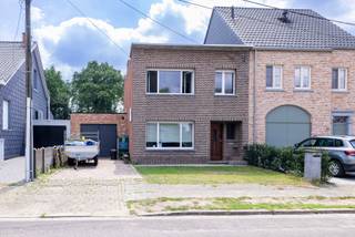 <p>Deels gerenoveerde woning met o.a. 3 slaapkamers in een doodlopende straat.<br /><br />Deze deels gerenoveerde woning is gelegen in een rustige doodlopende straat en combineert comfort, ruimte en rustig wonen. De woning beschikt over 3 volwaardige slaapkamers, een conforme elektrische installatie, centrale verwarming op gas en maar liefst 20 zonnepanelen.<br />Buiten geniet u van een aangelegde zwemvijver, die indien gewenst eenvoudig opnieuw kan worden omgevormd tot een klassiek zwembad. <br />Daarnaast biedt de woning een grote garage en voldoende bergruimte.<br /><br />Indeling woning: <br />GLV: inkomhal; leefruimte; bureau; geïnstalleerde keuken; badkamer en ruime garage<br />1V: 3 slaapkamers; bureauruimte en apart toilet<br /><br />Algemeen: <br /><br />- Elektriciteit conform<br />- CV op gas <br />- 20 zonnepanelen + thuisbatterij<br />- EPC E (renovatieverplichting) <br />- Grote garage en bijgebouw<br />- Zwemvijver<br /><br />Bekijk zeker de 360° rondgang via onze website (+ mogelijkheid tot opmeten en ontmeubelen).<br />Alle attesten zijn beschikbaar onderaan op onze website.<br />Voor meer info of een bezoek: 0472 22 22 77 of thomas@solittvastgoed.be.</p>