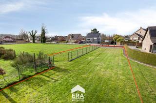 <p>Deze zuidgerichte bouwgrond is gelegen in het rustige en groene Kleine-Brogel, een deelgemeente van Peer. De omgeving staat bekend om haar kindvriendelijk karakter en aangename woonomgeving, waar rust en bereikbaarheid mooi samenkomen. Hier woon je in een kalme straat met een open gevoel, terwijl winkels, scholen en andere voorzieningen vlot bereikbaar blijven.</p>

<p>De bouwklare bouwgrond is paraat voor een open bebouwing met een perceeloppervlakte van 8a en 34ca. Dankzij de perceelbreedte van 18 meter en een bouwbreedte van 12 meter biedt dit perceel heel wat mogelijkheden om een ruime en comfortabele woning te realiseren. De Zuid-Oostelijk gelegen tuin zorgt bovendien voor optimale lichtinval en een zonnige buitenruimte waar het heerlijk vertoeven is.</p>

<p><strong>Enkele troeven:</strong></p>

<ul><li>Zuidgerichte tuin: Ideaal om de hele dag door van de zon te genieten in je toekomstige tuin of terras.</li><li>Ruim perceel: Met een oppervlakte van 8a en 34ca heb je voldoende ruimte voor een ruime woning en een mooie tuin.</li><li>Rustige ligging: Gelegen in een kindvriendelijke en aangename woonomgeving in Kleine-Brogel.</li><li>Goede bouwmogelijkheden: Dankzij de perceelbreedte van 18 meter en bouwbreedte van 12 meter zijn er tal van mogelijkheden voor een ruime woning.</li></ul>

<p><br />De volledige bouwvoorschriften kunnen via mail bezorgd worden. Denkt u eraan om uw eigen ding te doen in Kleine-Brogel? Contacteer ons dan via impact@era.be of via 089 46 48 63.</p>