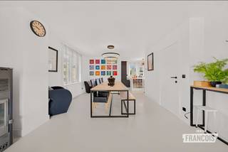 Op een boogscheut van het centrum van De Haan, in de rustige Goudfazantlaan, vinden we dit prachtig gerenoveerde en uitzonderlijk ruime hoekappartement terug. Een ideale ligging voor wie graag rustig woont, maar toch op wandel- en fietsafstand van het centrum, handelszaken en de kust wenst te verblijven.<br /><br />Het appartement beschikt over een royale bewoonbare oppervlakte van maar liefst 137 m². Dankzij de hoekligging en de vele raampartijen geniet u doorheen het appartement van bijzonder veel natuurlijke lichtinval, wat samen met de smaakvolle renovatie voor een aangename en uitnodigende sfeer zorgt.<br /><br />Bij het betreden van het appartement komt u terecht in de inkomhal, die toegang biedt tot een toilet en de royale leefruimte. Van hieruit heeft u rechtstreeks toegang tot het zonnige, zuidgerichte terras. Een absolute troef waar u volop van de zon en het buitenleven kunt genieten.<br /><br />Aansluitend aan de leefruimte bevindt zich de verzorgde keuken. Aan de keuken is bovendien een ruime praktische berging voorzien, ideaal voor extra opslag.<br /><br />Verder beschikt het appartement over maar liefst drie ruime slaapkamers. De vernieuwde badkamer is eveneens bijzonder ruim en compleet uitgerust met zowel een ligbad als een aparte douche, toilet en wastafel.<br /><br />Ook op technisch vlak werden reeds belangrijke investeringen uitgevoerd. Zo werd onder meer het raamwerk volledig vernieuwd, waardoor het appartement vandaag een instapklare woonst vormt.<br /><br />Bij het appartement hoort een garagebox in het complex, deze dient verplicht mee aangekocht te worden voor 29.000,00 euro. Elk bod zal in overweging worden genomen. <br /><br />Bent u op zoek naar een uitzonderlijk ruim en gerenoveerd appartement met drie slaapkamers, veel natuurlijke lichtinval en een heerlijk zuidgericht terras op een rustige ligging nabij het centrum van De Haan? Dan is dit appartement absoluut een bezoek waard.<br /><br />Contacteer Victor via victor@immofrancois.be of 0470 64 60 28 voor meer informatie of een bezoek ter plaatse.<br /><br />