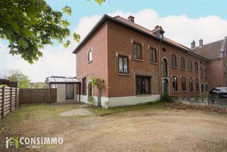 Bent u op zoek naar een ruime, karaktervolle woning waar authenticiteit en hedendaags wooncomfort perfect samenkomen? Deze gerenoveerde gezinswoning in Genk combineert een warme uitstraling met moderne technieken, een uitstekende energiescore en een bijzonder centrale, doch rustige ligging.<br /><br />Indeling<br />De woning beschikt over een bewoonbare oppervlakte van ca. 245 m² en werd in 2018 volledig gerenoveerd met respect voor haar authentieke elementen. Hoge plafonds, houten balken en een marmeren trap zorgen voor een unieke, tijdloze charme en een warme uitstraling.<br /><br />De ruime leefruimte van ca. 40 m² met open haard vormt het hart van de woning en creëert een gezellige sfeer. Aansluitend bevindt zich de landelijk ingerichte keuken, voorzien van alle comfort en met rechtstreekse toegang tot de tuin. Via de woonkamer en keuken bereikt u bovendien een extra bureau, ideaal voor thuiswerk of hobbyruimte. Daarnaast is er nog een praktische kelderberging aanwezig.<br /><br />De woning beschikt over twee badkamers, waarvan één op het gelijkvloers, wat zorgt voor extra comfort en gebruiksgemak. Verder zijn er drie volwaardige slaapkamers verdeeld over twee verdiepingen. De master bedroom werd bovendien voorzien van een ensuite dressing.<br /><br />Buiten geniet u van een knappe zuidelijk georiënteerde tuin die eveneens bereikbaar is langs de achterzijde van de woning. De brede private oprit biedt voldoende parkeergelegenheid aan de woning, aangevuld met extra parkeermogelijkheden in de directe omgeving.<br /><br />Technische informatie<br />De woning werd energetisch geoptimaliseerd en behaalt een gunstig EPC-label B. Verwarming op aardgas. Er zijn 16 zonnepanelen aanwezig met een totale opbrengst van ca. 4.800 Wp, wat bijdraagt aan een energiezuinig wooncomfort. De elektrische installatie is conform de huidige normen.<br /><br />Buurtinformatie<br />De woning geniet van een bijzonder gunstige ligging in Genk: centraal gelegen en toch rustig. Dankzij de vlotte verbinding naar de E314 en omliggende gemeenten zoals Hasselt, Houthalen en Zonhoven geniet u van een uitstekende bereikbaarheid. Winkels, scholen en dagelijkse voorzieningen bevinden zich in de directe omgeving. Daarnaast woont u vlakbij de levendige Vennestraat, ook wel gekend als “de straat van zintuigen”, met tal van gezellige restaurants, cafés en winkels. Ook de recreatieve site C-Mine bevindt zich op korte afstand, terwijl u via de Hasseltweg een vlotte verbinding heeft naar diverse handelszaken en omliggende gemeenten.<br /><br />Bent u op zoek naar een karaktervolle en instapklare gezinswoning op een toplocatie in Genk? Contacteer ons via 089 69 30 01 of info@consimmo.be voor meer informatie of een bezoek ter plaatse. Bekijk ook de virtuele tour op onze website www.consimmo.be!