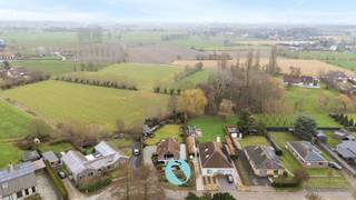 Charmante woning met riante tuin op een perceel van 1.061 m² in een rustige verkaveling te Evergem.Hier komt u tot rust, omgeven door het groen dat...