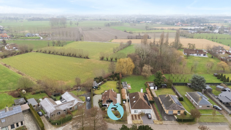 Charmante woning met riante tuin op een perceel van 1.061 m² in een rustige verkaveling te Evergem. - foto 2