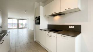 Dit appartement van ca 94 m² bevindt zich op de derde verdieping van de statige en residentie ‘Liberty’. Een knappe recente realisatie die meteen in het oog springt op het trendy Eilandje. Met de Schelde vlakbij en het Red Star Line Museum als overbuur is deze ligging zonder twijfel de ideale uitvalsbasis in de stad.<br />De ruime ‘doorzon’ leefruimte op parkettegel heeft een mooi lichtinval dankzij de grote en kamerhoge raampartijen. Aansluitend bevindt zich de open keuken. Deze is uitgerust met een werkblad in composietsteen en kwalitatieve keukentoestellen van Bosch: oven, kookplaat, vaatwasser en koelkast zijn netjes ingebouwd.<br />Grenzend aan de keuken, is het zuidgericht terras van ca 13 m² de ideale plaats om te genieten in alle rust.<br />De hoofdslaapkamer ligt eveneens aan de rustige achterzijde en is aangenaam ruim. De tweede slaapkamer kan perfect ingericht worden als logeerkamer, dressing of bureau.<br />Beide slaapkamers kunnen gebruikmaken van de stijlvolle badkamer met design lavabomeubel en ruim ligbad met regendouche.<br />Een apart toilet en een berging met aansluitingen voor wasmachine en droogkast vervolledigen het appartement.<br /><br />Een ondergrondse autostaanplaats is reeds begrepen in de huurprijs.<br />Gemeenschappelijke fietsenstalling is voorzien in het gebouw.<br /><br />Gemeenschappelijke lasten: 120 Euro per maand.<br />Alle nutsvoorzieningen (gas, water en elektriciteit) zijn privé op te nemen door de huurder.<br /><br />Beschikbaar vanaf 1 juli 2026.