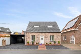 Ontdek deze stevige instapklare woning op een zeer rustige locatie in Opwijk. Deze woning werd volledig gerenoveerd in 2018 en verkeert in een uitstekende staat. <br /><br />Indeling: Bij het betreden van de woning komen we terecht in de knappe leefruimte met open keuken welke voorzien is van alle comfort. Verder bevindt zich op het gelijkvloers een eerste slaapkamer, de badkamer (lavabo, bad, wc) en een ruime veranda met zicht op de tuin. <br />Op het verdiep bevinden zich nog eens twee ruime slaapkamers met opbergruimte. <br /><br />Troeven in een notendop: <br />- Gerenoveerd sinds 2018 <br />- Asbestvrij <br />- Uitstekende locatie <br />- Kindvriendelijke buurt <br /><br />Hebt u interesse of wenst u een bezoek? Contacteer Morgane via Morgane@woonvast.be of 0498 60 61 75