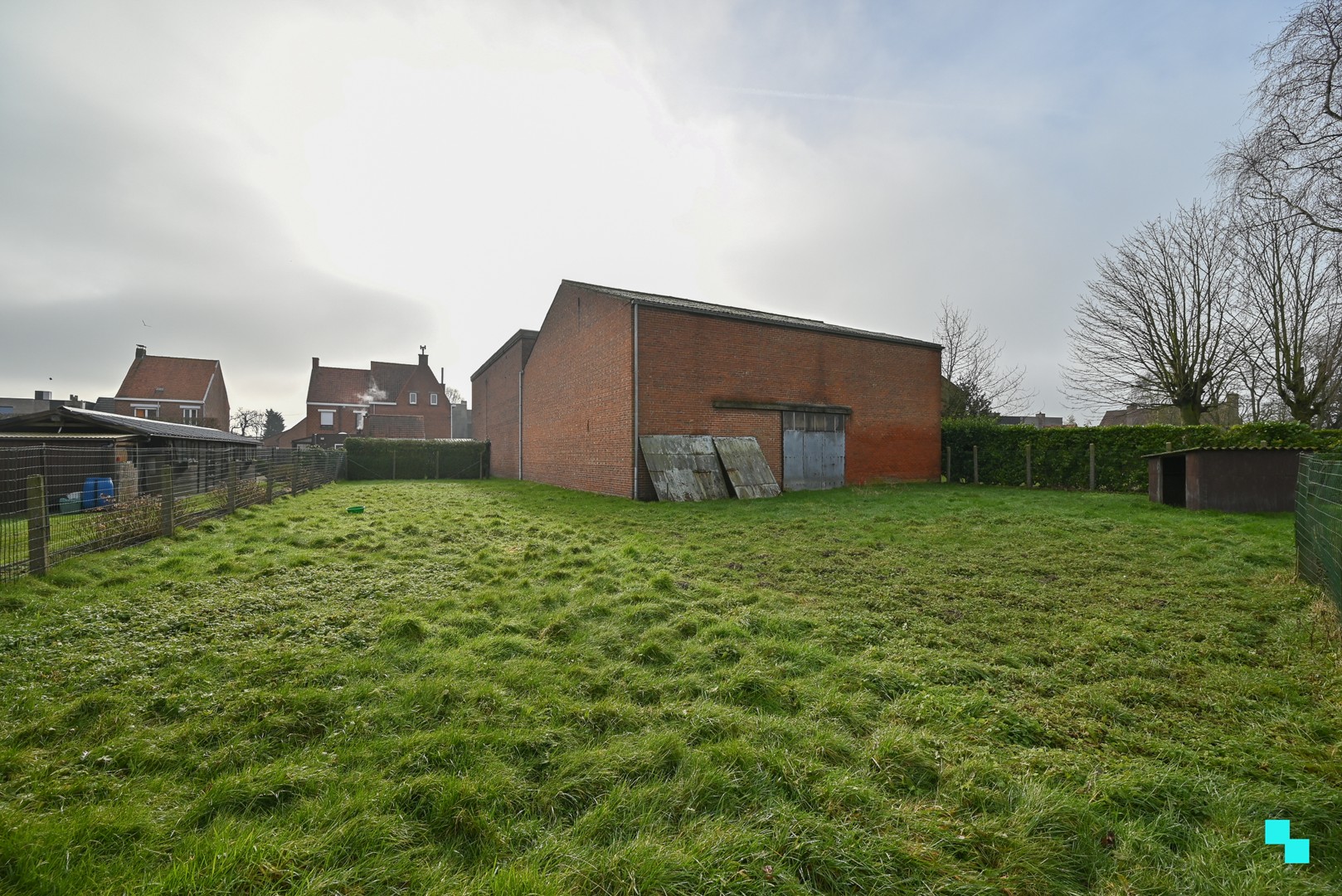 Ruime opslagplaats met voorliggende parkeerplaats te Izegem, Bosmolens - foto 4