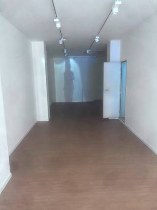 Gelijkvloers handels-/kantoorruimte van ca. 75 m² te huur. De ruimte bevindt zich volledig op het gelijkvloers en wordt nog door de eigenaar op zijn kosten verder afgewerkt met een kitchenette en een toilet. De eerste verdieping maakt geen deel uit van de verhuur en is niet toegankelijk. De maandelijkse huurprijs bedraagt € 2.200, exclusief onroerende voorheffing ten laste van de huurder. Het pand is onmiddellijk beschikbaar.<br />Het pand is vrij en beschikbaar onmiddellijk. Plannen van het pand zijn beschikbaar op aanvraag. Benieuwd naar dit bedrijfsvastgoed te huur regio Waver? Contacteer info@immodelestre.be of 054 33 62 52. www.immodelestre.be