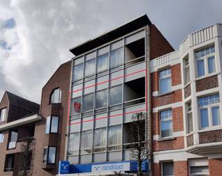 Ligging:Het appartement is gelegen op de tweede verdieping (met lift) in de winkelstraat van Geel, zodoende zijn alle faciliteiten op korte afstand...