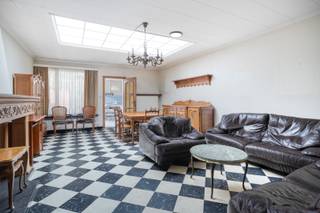 Deze te renoveren woning is gelegen in de straat Rozendaal in Geel, op een uiterst centrale locatie. Dankzij de gunstige ligging bevinden scholen, winkels, openbaar vervoer en horecazaken zich op wandelafstand. Bovendien geniet u hier van een vlotte verbinding naar de omliggende gemeenten.<br /><br />Bij het betreden van de woning komt u in de inkomhal. Gevolgd door een aangename eet- en leefruimte waar u in alle comfort kunt genieten van gezellige momenten met familie en vrienden. De keuken sluit hier mooi op aan en is praktisch ingericht. Achteraan de woning bevindt zich een apart toilet en een badkamer uitgerust met een wastafel en een ligbad. Daarnaast beschikt deze verdieping over een inpandige garage en de toegang tot een voorraadkelder.<br /><br />Op de eerste verdieping bevinden zich twee volwaardige slaapkamers en een apart toilet. <br /><br />De tweede verdieping biedt nog eens twee extra slaapkamers, waardoor deze woning perfect geschikt is voor grotere gezinnen, thuiswerkers of wie extra hobby- of logeerruimte wenst.<br /><br />Buiten geniet u van een onderhoudsvriendelijke stadstuin, waar u in alle rust kunt ontspannen zonder veel onderhoud.<br /><br />Extra:<br />- Centrale ligging<br />- Gezellige stadstuin<br />- Renovatieverplichting voor residentiële gebouwen is van toepassing. Meer info: https://energiesparen.be/renovatieverplichting.<br /><br />Voor meer informatie of een bezoek, neem contact met ons op via info@vastengoed.be of bel naar 014/72 73 74.<br /><br />Wenst u een gratis schatting van uw eigendom? Neem contact met ons op via 014/72 73 74.