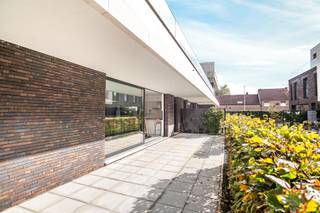 Certaines adresses ont quelque chose de différent. Ici, la lumière circule librement, filtrée par une élégante paroi vitrée reliant le hall et...