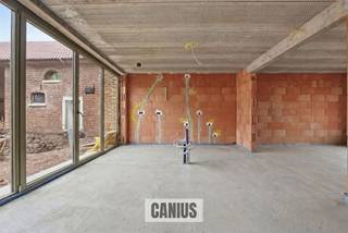 <p><span>WONEN IN DE PAREL VAN HASPENGOUW</span></p><p><span> </span></p><p><span>Wonen in een unieke setting waar heden & verleden elkaar ontmoeten!</span></p><p><span>Overhof is een uitzonderlijk woonproject in het landelijke Hoepertingen, een deelgemeente van de stad Tongeren-Borgloon. Dit kleinschalig project bestaat uit stijlvolle open bebouwingen, afgeschermd achter een geklasseerde vierkantshoeve. Dit alles midden in de natuur. De bakker, de slager, de dokter, de apotheker en winkels liggen allemaal in de nabije omgeving. Voor het meest kostbare goed dien je je woning niet te verlaten, rust!</span></p><p><span> </span></p><p><span>Start fase II</span></p><p><span>De eerste fase bestaande uit dertien stijlvolle open bebouwingen werd succesvol afgerond en is volledig uitverkocht. Momenteel is verkoop van fase II gestart, namelijk de hoeve zelf. Dit houdt de renovatie in van de oude beschermde hoeve die werd opgericht in 1850. Dit vertaalt zich in een uniek plaatje, waarbij de rijke geschiedenis & de authentieke details voelbaar aanwezig zullen zijn. Dit alles in combinatie met hedendaagse technieken. </span></p><p><span> </span></p><p><span>Woning 3 beschikt over 155m² woonoppervlakte en biedt een inkomhal, een apart toilet, een leefruimte met open keuken en een berging. Op de eerste verdieping ontdekken we de nachthal, 3 slaapkamers, een toilet en een badkamer.</span></p><p><span> </span></p><p><span>Bijkomend beschikt deze woning over een zolder, een private tuin met terras en 2 vaste parkeerplaatsen.</span></p><p><span> </span></p><p><span>KORT SAMENGEVAT</span><span>:</span></p><p><span>Vraagprijs: € 355.000,00</span></p><p><span>Verkoop onder registratierechten (2% of 12%)</span></p><p><span>Parkeerplaatsen inbegrepen in de prijs.</span></p><p><span> </span></p><p><span>Maak kennis met Hoeve Overhof</span></p><p><span>Wonen in een vierkantshoeve te midden van groen en omgeven door boomgaarden?</span></p><p><span>Contacteer de medewerkers van Canius op het nummer 011 74 12 36 of via e-mail <span>info@canius.be</span></span><span> om samen te ontdekken welke woning jouw toekomstige thuis wordt. </span></p><p><span> </span></p><p><span>*Deze gegevens zijn louter ter informatieve titel. De vermelde oppervlaktes zijn slechts een indicatie. Canius Real Estate kan niet verantwoordelijk gesteld worden voor de juistheid van de aan haar verstrekte gegevens. </span></p><p><span> </span></p><p><span> </span></p>