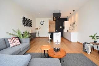 <strong>2 slaapkamer appartement</strong>, instapklaar op wandelafstand van Dageraadplaats en <strong>tramhalte 11</strong>. Op een gelijkvloers van een <strong>nieuwbouw uit 2017</strong> een fraai ingericht appartement met <strong>tuin en terras</strong>. Volledig op eiken strokenparket ingerichte keuken met kookeiland, grote schuiframen naar het tuinterras. Een <strong>ingerichte badkamer</strong> met inloopdouche, lavabomeubel, <strong>apart toilet</strong>, berging en apart washok. een grote en een kleinere maar comfortable slaapkamer. Er is eveneens een <strong>kelderberging </strong>op -1 en een gemeenschappelijke <strong>fietsenstalling</strong>.
