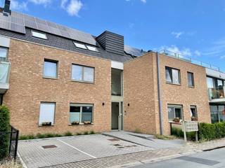 Lichtrijk en stijlvol afgewerkt appartement gelegen op de eerste verdieping in een recent en rustig gebouw. Indeling als volgt; inkomhal, ruime...