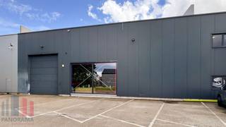 <strong>Instapklare KMO-unit</strong> van <strong>665 m²</strong> op een strategische locatie in Puurs.<br /><br />De unit omvat <strong>390 m² magazijnruimte</strong> aangevuld met een <strong>mezzanine van 85 m² </strong> (vrije hoogte 3,10 m, draagvermogen 500 kg/m²) en <strong>190 m² kantoorruimte</strong>.<br /><br />Het magazijn is uitgerust met een<strong> vrije hoogte van 6m</strong> en een <strong>sectionaalpoort</strong> van 4 m breed x 4,5 m hoog en beschikt over <strong>gasgestookte aerothermen</strong>, persluchtleidingen, een voorziening voor een rolbrug en een elektrische aansluiting van <strong>3 x 250A</strong>.<br /><br />De kantoren zijn uitgerust met een vergaderruimte, een open-office, verschillende individuele burelen, een sanitaire voorziening, en keuken met eetruimte.<br /><br />Het gebouw werd recent grondig gemoderniseerd met onder meer een vernieuwde elektrische installatie en brandbeveiliging, een<strong> glazen wand</strong> op de mezzanine, extra raampartijen, een nieuwe keuken en een volledige schilderbeurt. Dankzij de nieuwe PV-installatie met <strong>38 zonnepanelen</strong> scoort het pand ook uitstekend op vlak van duurzaamheid. Verder beschikt het over <strong>8 privatieve parkeerplaatsen</strong>, met mogelijkheid tot uitbreiding naar 10 plaatsen.<br /><br />De uitstekende ligging nabij de <strong>A12,</strong> met vlotte verbindingen naar de N16 en N17, garandeert een optimale bereikbaarheid richting Antwerpen, Brussel en Sint-Niklaas.<br /><br />De huidige gebruiker,<strong> STIKR</strong>, zet activiteiten verder en zal uiterlijk bij akte het gebouw .<br /><br />Contacteer <strong>PANORAMA B2B</strong> voor meer informatie of een vrijblijvend plaatsbezoek via <strong>03 225 03 03</strong>.