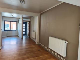 Deze woning met een vloeroppervlakte van 85m² is comfortabel ingericht. De ruime leefruimte omvat ook een voldoende grote keuken.  Daarachter bevind...