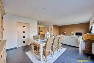 <p><span> </span></p><p><span> </span></p><p><span>Dit appartement maakt deel uit van een gezellige blok van 4 units waar de buren elkaar goed verstaan.</span></p><p><span> </span></p><p><span>In de inkomhal lopen we rechtdoor richting de leefruimte, deze geeft volledig uit op de private tuin.</span></p><p><span> </span></p><p><span>De open keuken is voorzien van alle comfort en geeft samen met de leefruimte een zeer ruim geheel.</span></p><p><span> </span></p><p><span>Vanuit de nachthal komen we uit op de 2 slaapkamers en een moderne badkamer.</span></p><p><span> </span></p><p><span>Ook heb je vanuit je appartement rechtstreeks toegang tot je garage.</span></p><p><span> </span></p><p><span>In de private tuin kan je helemaal genieten van het binnen-buitenleven.</span></p><p><span> </span></p><p><span>Ook technisch gezien zit dit appartement zeker in orde:</span></p><p><span> </span></p><p><span>+ geen asbesttoepassingen<br />+ een energielabel van B (score van 158 kWh/m²jaar)<br />+ de elektrische installatie is helemaal conform<br />+ geen maandelijkse vaste kosten</span></p><p><span> </span></p><p><span>Bestuursmaatregelen in het maatregelenregister: nee</span><span> </span></p><p><span> </span></p><p><span> </span></p><p><span> </span></p>