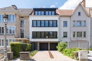 Op zoek naar een veilige parkeerplaats in het centrum van Oostende? Deze garagebox met bijhorende staanplaats is ideaal gelegen op de Prinsenlaan, op wandelafstand van winkels, het strand en het station. Dankzij de extra ruimte in de garage is er bovendien plaats om fietsen of ander materiaal op te bergen. Er is ook elektriciteit aanwezig. Een praktische oplossing op een uiterst centrale locatie. Contacteer makelaar Stéphanie 0472 77 86 60 of stephanie@keyimmo.be voor meer info.