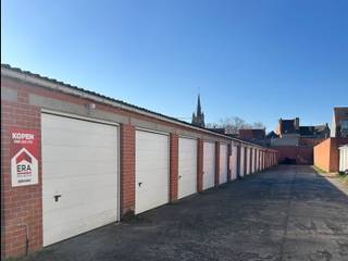 Te koop te De Panne: 10 garages, waarvan 8 verhuurd. * Ze liggen in een rustige omgeving in De Panne, met een goede ligging en lage...