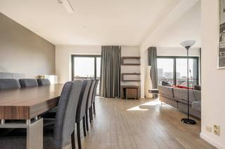 <p>Pal op 't Zuid gelegen, op wandelafstand van de bekende restaurants, cafés en koffiebars, is dit ruime appartement gelegen op de hoogste verdieping van residentie Hippodroom.<br /><br />Vanuit de inkomhal bereikt u de ruime leefkamer op bamboeparket waar er een zee van licht binnenstroomt door de vele raampartijen. Hier hebt u vanaf de middag tot de avond zon. De half open keuken met natuurstenen aanrecht is uitgerust met een elektrische kookplaat, een oven, een vaatwasmachine en een grote koelkast met diepvriezer. <br /><br />Aan de rustige achterzijde van het gebouw bevinden zich de twee slaapkamers met ingemaakte garderobe. In de vernieuwde badkamer met bad en douchescherm kan u relaxen in het bad of opkicken in de douche. Verder biedt een handig badkamermeubel veel opbergruimte. Het toilet is gescheiden. Tenslotte is er nog een bergruimte aanwezig in het appartement met een wasmachine. Het appartement beschikt ook over een ruime kelderberging.<br /><br />Een ondergrondse autostaanplaats nr 35 op -3 dient verplicht gehuurd te worden aan 125 €/maand.<br /><br />Pintjes gaan drinken in den Hopper, een koffiebreak houden in de Revista of heerlijk Italiaans eten in de Puro 26... Het kan hier echt allemaal. Het Zuid is de place to be voor wie rustig wil wonen en toch op 10 minuten wandelen in het centrum wil zijn. De goede verbinding naar de belangrijke invalswegen is een pluspunt.</p>