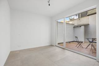 <p>In een rustige éénrichtingsstraat, op wandelafstand van het strand, de duinen, winkels en de tram, bevindt zich dit instapklare appartement van 65 m². Een ideale combinatie van vakantiegevoel en dagelijkse praktische bereikbaarheid.</p>
<p>Het appartement werd <strong>volledig vernieuwd</strong> met oog voor comfort en energiezuinigheid. De lichtrijke leefruimte sluit naadloos aan op de open keuken, uitgerust met moderne toestellen waaronder inductievuur en vaatwasser. De badkamer kreeg een stijlvolle afwerking met inloopdouche. Twee volwaardige slaapkamers maken de indeling compleet.</p>
<p>Achteraan geniet je van een <strong>ruim terras</strong>, ideaal voor ontspannen momenten in alle privacy.</p>
<p>Dankzij de warmtepomp en de uitstekende EPC-score (label B) woon je hier comfortabel en energiezuinig, met lage gemeenschappelijke kosten.</p>
<p><strong>Troeven:</strong></p>
<ul>
<li>
<p>Volledig vernieuwd en instapklaar</p>
</li>
<li>
<p>Terras aan achterzijde</p>
</li>
<li>
<p>Energiezuinig (EPC B) met warmtepomp</p>
</li>
<li>
<p>Rustige ligging op wandelafstand van strand, duinen en tramhalte</p>
</li>
<li>
<p>Kleinschalig gebouw</p>
</li>
<li>
<p>Mogelijkheid tot aankoop van een kelderberging</p>
</li>
</ul>