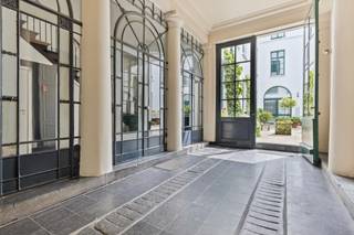 <strong>Authentiek appartement van maar liefst 215m².</strong> <br /><br />Uitstekend gelegen appartement in een <strong>koetshuis</strong> daterend van <strong>1803</strong>, op de eerste verdieping van het gebouw. Dankzij de binnenkoer geniet het appartement van een <strong>oase van rust</strong> en dit in het centrum van Antwerpen. <br /><br /><strong>Indeling:</strong><br />De meer dan <strong>riante</strong> leefruimte biedt een zee aan ruimte en verleent tevens toegang tot de <strong>drie ruime slaapkamers</strong> met elk hun <strong>privé badkamer.</strong> Naast de open keuken vindt men aan de ene kant een bergruimte en aan de andere een wasruimte voorzien van een aansluiting voor een wasmachine en een droogkast. Verder heeft het appartement twee toiletten, waarvan één gastentoilet. <br /><br /><strong>Bijzonderheden:</strong> <br />Het appartement beschikt over de <strong>ideale maten.</strong><br />Maandelijkse kosten: ca. 325,- EUR per maand <em>[Beheer, blokpolis; verbruik/onderhoud van de algemene delen (incl.lift)]<br /></em>Opbouw reservekapitaal: ca. 24,- EUR per maand.<br /><strong>EPC</strong> label <strong>B</strong> (133 kWh/m²/jaar).<br /><br /><strong>Ligging:</strong><br />Gelegen in het <strong>Historisch centrum van Antwerpen</strong> met een overvloed aan winkels &amp; restaurants!
