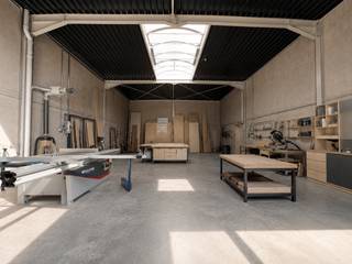 Ontdek HOUTLAND-WEST, een gloednieuwe KMO-site in Ichtegem. Gelegen tussen Torhout en Gistel geniet deze ontwikkeling van een uitstekende bereikbaarheid en een strategische ligging voor ondernemers en bedrijven.<br /><br />De units zijn onmiddellijk beschikbaar en hebben oppervlaktes variërend van 229 m² tot 277 m². Dankzij de kwalitatieve afwerking en moderne infrastructuur vormen deze bedrijfsunits een ideale uitvalsbasis voor diverse activiteiten.<br /><br />Troeven:<br />• Onmiddellijk beschikbaar<br />• Oppervlaktes van 229 m² tot 277 m²<br />• Strategische ligging tussen Torhout en Gistel<br />• Vrije hoogte van 6,2 meter<br />• Parkeermogelijkheden voorzien<br />• Gepolierde industriële betonvloer<br />• Lichtstraat met natuurlijke lichtinval<br />• Aluminium schrijnwerk met elektrische sectionale poort<br /><br />Dankzij de combinatie van bereikbaarheid, functionaliteit en hoogwaardige afwerking vormen deze KMO-units een uitstekende opportuniteit voor ondernemers die op zoek zijn naar een nieuwe bedrijfsruimte.<br /><br />Enkele afbeeldingen werden digitaal gevisualiseerd en dienen louter als inspiratie voor de mogelijke inrichting en afwerking van de loods.<br /><br />Voor meer informatie of een bezoek, contacteer Simon via simon@vicusvastgoed.be of op het nummer 0498 12 37 08.