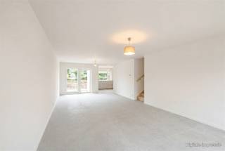 <p><span>Toekomstbestendig wonen of slim investeren: 14 zero-energy woningen in Wetteren</span></p><p><span>Bent u op zoek naar een nieuwe, luxueuze thuis zonder renovatiezorgen, of naar een solide vastgoedinvestering met een sterk, toekomstbestendig rendement? In de Vennestraat te Wetteren vinden we een exclusief project van 14 hypermoderne eengezinswoningen (158–200 m², met 3 slaapkamers en inrichtbaar tot 5 slaapkamers, privétuin en een parking inbegrepen in de vermelde aankoopprijs met laadpaalvoorbereiding).</span></p><p><span> </span></p><p><span>Of u nu zelf de sleutel omdraait of de woning verhuurt: dit project is ontworpen om maximale waarde te leveren. De oplevering is al voorzien voor het </span><span>de herfst van 2026</span><span>.</span><span> De werf is volop in afwerking – kom de troeven live ontdekken.</span></p><p><span> </span></p><p><span>Waarom blijft dit project de slimste keuze, ook inclusief btw? </span></p><p><span>Concreet voorbeeld – Woning A2 (Simulatie op maat beschikbaar):</span></p><ul><li><span>Aankoopprijs:</span><span> € 511.297 (Incl. registratierechten en Btw)</span></li><li><span>Realistische huurwaarde (investeerder):</span><span> € 1350/ maand</span></li><li><span>Bruto rendement:</span><span> </span><span>3,15%</span><span> (met een verwacht scenario van </span><span>2,5% waardestijging</span><span> per jaar)</span></li><li><span>(</span><span>Opmerking: Dit betreft een indicatieve simulatie, geen gegarandeerd rendement.)</span></li></ul><p><span>1. Als Eigen Bewoner: Maximaal comfort en absolute zekerheid</span></p><p><span>Verhuizen naar de Vennestraat betekent kiezen voor een autoluwe, groene site waar kinderen veilig spelen. U geniet van grote, lichte leefruimtes, een high-end moderne keuken en een volledig aangelegde privétuin. Dankzij de </span><span>A++ energieprestatie (E0)</span><span> met geothermische warmtepomp, vloerverwarming, ventilatie D, airco en zonnepanelen bent u volledig beschermd tegen schommelende energieprijzen. Winkels, scholen en de verbindingen naar Gent/Brussel (E40/E17) liggen vlakbij.</span></p><p><span> </span></p><p><span>2. Als Investeerder: Hoogwaardig patrimonium zonder exploitatiezorgen</span></p><p><span>Dit project beantwoordt perfect aan de enorme vraag van kapitaalkrachtige huurders (jonge tweeverdieners, gezinnen en expats die rond Gent of de as Aalst/Dendermonde werken). Omdat de woningen splinternieuw en hyper-efficiënt zijn, heeft u de komende decennia </span><span>nul omkijken naar onderhoud of energetische updates</span><span>. Bovendien biedt Immo Zone een </span><span>volledige verhuurservice inclusief eerste-verhuur-garantie</span><span>. U koopt hier geen stenen, u koopt renderend gemak.</span></p><p><span> </span></p><p><span>Voor meer informatie contacteer Quinten van Immo Zone op 0485/02.48.04 of per mail quinten@immo-zone.be</span></p><p><span> </span></p>