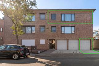 Dit charmant appartement is gelegen in een rustige en groene straat in Borsbeek, dichtbij scholen, winkels en openbaar vervoer. Het gebouw werd gebouwd in 1991 en beschikt over een praktische indeling met twee ruime slaapkamers. <br /><br />Via de hal komt u binnen in de ruime leefruimte met veel natuurlijke lichtinval. De open verbinding met de keuken zorgt voor een vlotte doorstroming en een gezellig geheel. Vanuit de hal heeft u ook toegang tot de twee slaapkamers en de badkamer, uitgerust met een bad met douche en een aansluiting voor uw wasmachine.<br /><br />Het appartement beschikt tevens over een terras en een garagebox. Deze is inbegrepen in de prijs. <br /><br />Pluspunten<br />+ Rustige en groene ligging <br />+ Ruime leefruimte met veel natuurlijke lichtinval<br />+ 2 ruime slaapkamers<br />+ Garagebox inbegrepen in de prijs<br />+ Lage vaste kosten (€75 per maand)<br />+ Private gelijkvloers berging aanwezig<br />+ Deels te renoveren<br /><br />Interesse? Neem gerust contact op met VB Vastgoed via 03 337 50 70 of via info@vbvastgoed.be.