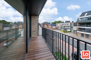 Laatste appartementen aan 6% BTW beschikbaar!!<br /><br />Ideale investering! Een nieuw appartement met een mooi rendement! Verwachte huurprijs +/- 890 euro/maand<br /><br />Stijlvol wonen in het vernieuwde centrum van ZEVENEKEN kan in residentie DOURO!<br /><br />Dit één slaapkamer dakappartement bevindt zich op de tweede verdieping van de nieuwbouwresidentie en heeft een oppervlakte van 60m² met een mooi terras van +/- 5 m².<br />Het appartement omvat: Een lichtrijke woonkamer met prachtig terras en volledig geïnstalleerde open keuken met aansluitende berging, een ruime slaapkamer (12,3m²), een badkamer met inloopdouche, inbouwtoilet en badkamermeubel. Alle nieuwste technieken zijn aanwezig, zoals vloerverwarming, warmtepomp en ventilatiesysteem D<br /><br />Er zijn nog slechts enkele top appartementen beschikbaar!!