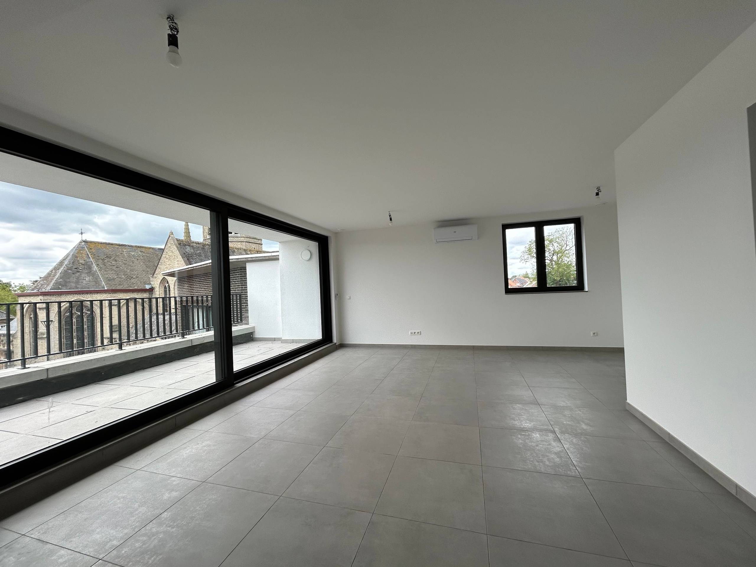 Zeer ruim appartement met 3 slaapkamers en prachtig terras gelegen op het plein van Handzame - foto 2