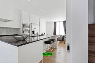 In de dorpskern van Roesbrugge bevindt zich deze aangename woning. Deze woning is afgewerkt in hoogwaardige duurzame materialen en is bijgevolg...