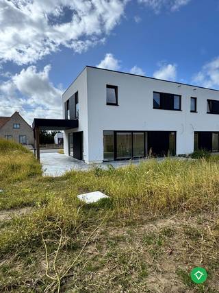 Op zoek naar een moderne, energiezuinige woning met hoogwaardige afwerking? Ontdek deze prachtige BEN-woningen (Bijna EnergieNeutraal) gelegen aan de Koekelarestraat te Kortemark. Deze toekomstgerichte woningen combineren hedendaags wooncomfort met een duurzaam karakter.<br /><br />Elke woning wordt uitgerust met:<br />- Een warmtepomp gekoppeld aan vloerverwarming<br />- Zonnepanelen voor een lagere energiefactuur<br />- Een ventilatiesysteem D met warmterecuperatie, voor een gezond binnenklimaat<br />- Een E-peil van slechts 30, wat resulteert in een zeer laag energieverbruik<br /><br />De indeling is doordacht en functioneel:<br />De woning betreedt u via de inkomhal, die aansluit op een ruime en lichtrijke leefruimte. Dankzij de open indeling vloeien de woonkamer, eetplaats en volledig uitgeruste keuken naadloos in elkaar over – ideaal voor gezellige momenten met familie of vrienden. Aansluitend aan de keuken bevindt zich een praktische berging met aansluiting voor wasmachine en extra opbergruimte.<br /><br />Op de bovenverdieping bevinden zich drie volwaardige slaapkamers, geschikt als kinderkamer, thuiskantoor of hobbyruimte. De badkamer is modern ingericht en voorzien van een inloopdouche, lavabomeubel en een ligbad. Daarnaast is er nog een afzonderlijk toilet op het gelijkvloers voor extra comfort.<br /><br />Elke woning beschikt bovendien over een privatieve tuin en carport.<br /><br />De woningen worden gebouwd met oog voor detail, afwerking én toekomstbestendigheid. Dankzij de centrale ligging bent u vlot verbonden met zowel het centrum van Kortemark als omliggende gemeenten.<br /><br />Interesse in deze energiezuinige nieuwbouwwoningen?<br />Contacteer ons gerust voor meer informatie, plannen of een plaatsbezoek.