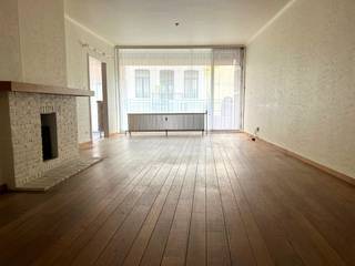Ruim Appartement met 2 slaapkamers en terras te huur in het centrum van Diest, Koning Albertstraat 4.<br /><br />Het appartement heeft een bewoonbare oppervlakte van +/- 100m² en is gelegen op de eerste verdieping in een gebouw met lift.<br /><br />Indeling :<br />inkom<br />berging<br />woonkamer met toegang tot het terras<br />aparte keuken<br />badkamer<br />2 slaapkamers<br />berging in de kelder<br /><br />EPC : 148, label B<br /><br />De CV en het water zijn gezamelijk, worden jaarlijks afgerekend.<br /><br />Huurprijs : 925 € per maand<br />Voorschot voor de gemeenschappelijke kosten en CV/water : 120 € per maand<br /><br />Interesse om een bezoek te plannen : u kan een aanvraag doen via www.alvast.be