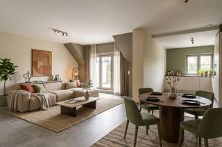 <p><strong>Ruimte, energiezuinigheid en een eigen buitenplek in Brakel!</strong></p><p>Ontdek dit prachtige gelijkvloerse villa-appartement in een stijlvolle nieuwbouwresidentie aan de Herreweg in Brakel. Met een bewoonbare oppervlakte van 118,99 m² geniet je hier van ruimte, licht en hedendaags wooncomfort.</p><p>De royale leefruimte met open keuken baadt in het natuurlijke licht. Grote raampartijen bieden rechtstreeks toegang tot het terras met aansluitende tuinzone. Een heerlijke plek om buiten te ontbijten, gezellig te tafelen of gewoon tot rust te komen.</p><p>Verder beschikt het appartement over twee volwaardige slaapkamers, een badkamer, een afzonderlijk toilet, een praktische berging en een inkomhal.</p><p><strong>Ook energetisch scoort dit appartement uitstekend:</strong> EPC-label A en individuele zonnepanelen dragen bij aan energiezuinig en toekomstgericht wonen.</p><p>De rustige, groene ligging vormt een extra troef, met het centrum van Brakel, winkels en dagelijkse voorzieningen binnen handbereik.</p><p>Een autostaanplaats is afzonderlijk aan te kopen voor € 10.000 excl. btw.</p><p>Nieuwbouwverkoop onder het btw-stelsel. Vraagprijs excl. 21% btw en bijkomende aankoopkosten.<br />AI-gegenereerde interieurbeelden ter illustratie.</p><p><strong>Een ideale combinatie van ruimte, energiezuinigheid en gelijkvloers wooncomfort!</strong></p><p>Benieuwd? Contacteer Chiara voor een bezoek!</p>