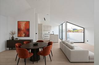 <span>Authentiek industrieel wonen in Antwerpen</span><br /><br /><span>In de voormalige Whitbread-fabriek vind je dit smaakvol ingerichte appartement van ca. 108 m² op de tweede verdieping, met twee slaapkamers en een zonnig terras van ca. 7,5 m². De site werd grondig gerenoveerd met respect voor de oorspronkelijke architectuur, waardoor de charme van het industriële verleden en het comfort van hedendaags wonen samenkomen.</span><br /><br /><span>Indeling:</span><br /><span>- Open leefruimte van bijna 13,5 m lang met doorlopende raampartij, zithoek en aparte werkhoek</span><br /><span>- Volledig ingerichte open keuken met lang kookeiland</span><br /><span>- Privéterrassen van ca. 17 m²</span><br /><span>- Ruime hoofdslaapkamer (ca. 12 m²) en tweede slaapkamer</span><br /><span>- Badkamer met inloopdouche, dubbele wastafel en apart toilet</span><br /><span>- Bergplaats met aansluiting voor wasmachine en droogkast</span><br /><br /><span>Troeven: veel lichtinval, zichtbeton, goed geïsoleerd en centraal gelegen in Antwerpen.</span><br /><span>(2060)</span>