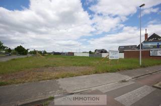 Lot bouwgrond van 1.475 m² op een uitstekende commerciële locatie, gelegen aan het rondpunt van de Beversesteenweg en de Koning Leopold III-laan.<br />Deze bouwgrond is geschikt voor de ontwikkeling van een kantoorgebouw, met de eventuele mogelijkheid tot het combineren met een woonfunctie<br />(onder voorbehoud van stedenbouwkundige goedkeuring).<br /><br />De volume- en oppervlaktestudie is beschikbaar op aanvraag.<br /><br />Voor een persoonlijke afspraak of meer informatie kunt u rechtstreeks contact opnemen met Christophe op het nummer 0497 41 37 37<br />of stuur een mail naar christophe@immotion.be. 