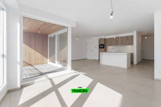 Gelegen in de J. Van Maerlantstraat in Blankenberge bevindt zich dit prachtige appartement op de eerste verdieping in Residentie VAN MAERLANT. Dankzij de gunstige ligging vlakbij de jachthaven en het station, en op wandelafstand van het centrum, geniet u hier van een ideale combinatie van bereikbaarheid, rust en de levendigheid van de kuststad.<br /><br />Dit hoogwaardig afgewerkte appartement werd ontworpen met oog voor comfort, ruimte en energiezuinigheid. De woning voldoet aan de nieuwste normen op het vlak van isolatie en energie-efficiëntie, wat resulteert in een aangename woonomgeving en een lager energieverbruik.<br /><br />Het appartement beschikt over een ruime en lichtrijke leefruimte met open keuken en kookeiland, wat zorgt voor een moderne en gezellige leefomgeving. Daarnaast zijn er twee volwaardige slaapkamers, een badkamer, een apart toilet en een praktische berging voorzien.<br /><br />Vanuit de leefruimte heeft u toegang tot een aangenaam terras, waar u in alle rust kunt genieten van de buitenlucht.<br /><br />Daarnaast beschikt de residentie over verschillende praktische voorzieningen. In de kelderverdieping is een extra private berging voorzien, ideaal voor bijkomende opslagruimte. Verder vindt u er ook een gemeenschappelijke fietsenstalling en een afvallokaal, wat het dagelijks wonen nog aangenamer maakt.<br /><br />Bovendien bestaat er, onder bepaalde voorwaarden, de mogelijkheid om aan 6% BTW aan te kopen, wat dit appartement extra interessant maakt voor wie op zoek is naar een kwalitatieve woning aan de kust.<br /><br />Indien u meer informatie wenst, aarzel niet en contacteer ons voor een vrijblijvende afspraak!<br /><br />