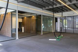 Op een vlot bereikbare locatie in het bedrijvenpark Evolis te Harelbeke bieden we dit functioneel magazijn aan van 723 m². De ruimte is...