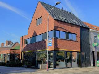 <p><strong><span>DAKRUBBER SCHOTEN BLIJFT OPEN EN VERHUIST NAAR EEN ANDERE LOCATIE IN SINT JOB!<br /><br />Recente handelsruimte van ca. 88 m² op toplocatie in het centrum van Sint-Job-in-’t-Goor.</span></strong><span> Gelegen op de hoek van de Handelslei en een insteekweg, tegenover de parking van Aldi en Kruidvat en met een openbare parking achteraan. Dankzij de grote raampartijen en brede etalage geniet de ruimte van een uitstekende visibiliteit. De grotendeels rechthoekige handelsruimte beschikt over een aparte berging/kitchenette en toilet. Inclusief 2 achterliggende autostaanplaatsen. E-peil: 76.<br />BESCHIKBAAR 01/05/2027 of vroeger bespreekbaar.<br /></span></p>