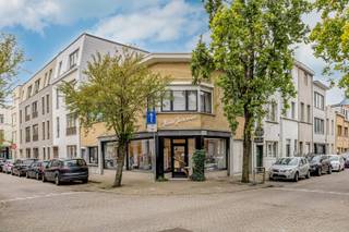 <strong>Handelswoning met veel potentieel</strong>, gelegen in een hoekgebouw nabij de Abdijstraat. Winkels en openbaar vervoer bevinden zich dus vlakbij. Achter de karaktervolle gevel schuilt een goed onderhouden eigendom met koer en garage. <br />Ondanks de liefdevolle zorg van de huidige eigenaar door de jaren heen, is de woning toe aan modernisering. <br /><br /><strong>Indeling:</strong><br /><br />GVL: Winkel, inkomhal, keuken, wc, koer, garage en toegang tot de kelder.<br />V1: Nachthal, 3 slaapkamers, woonkamer en badkamer.<br /><br /><strong>Bijzonderheden:</strong>
<ul>
<li>Mits het verkrijgen van een vergunning kan je hier 1 of 2 verdiepingen bijbouwen!</li>
<li>Betonnen structuur.</li>
<li>CV op gas.</li>
</ul>