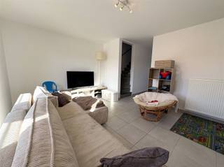 NETJES APPARTEMENT IN EEN KLEINSCHALIGE RESIDENTIE Op het eerste verdiep is dit duplex appartement zeer ruim opgevat met klassieke indeling, heel...