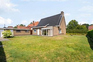 Bent u op zoek naar een woning met veel potentieel in Wielsbeke? Dan is deze op te frissen woning op een perceel van maar liefst 1.321 m² zeker een bezoek waard.Via de ruime oprit, met plaats voor meerdere wagens, bereikt u de garage en de woning. Binnen vindt u een lichtrijke leefruimte, keuken, badkamer en 2 volwaardige slaapkamers. De praktische indeling vormt de ideale basis om de woning volledig naar eigen smaak te renoveren.Een absolute meerwaarde is de ruime zolder, die perfect kan worden ingericht als volwaardige verdieping. Zo creëert u moeiteloos extra slaapkamers, een bureau, hobbyruimte of een royale master bedroom. De uitbreidingsmogelijkheden maken van deze woning een ideale investering voor de toekomst.Ook buiten geniet u van alle ruimte. De grote tuin biedt plaats om te spelen, te tuinieren of heerlijk te ontspannen in alle privacy. Achteraan de tuin bevindt zich ook nog een groentetuin wat ideaal is voor degene met groene vingers.Dankzij de gunstige ligging, de garage, het ruime perceel en het uitzonderlijke uitbreidingspotentieel is deze woning een ideale keuze voor gezinnen en renovatieliefhebbers die hun droomwoning willen realiseren.Interesse? Contacteer luna@immobeguin.be voor meer informatie of een bezoek.