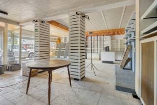 Au centre d'Affligem (Hekelgem), vous trouverez ce local commercial avec logement, très bien situé. Ce bien nécessite certes une rénovation en profondeur, mais offre en même temps de nombreuses possibilités : commerce de détail, profession libérale, bureau, crèche... Il s'agit d'une construction très solide, capable de supporter des transformations. Aujourd'hui, ce bâtiment est agencé comme suit : - rez-de-chaussée : espace commercial d'environ 60 m² avec, à l'arrière, quelques pièces privées (salon et cuisine) - étage : couloir avec trois chambres, une salle de bains et un petit espace de rangement/bureau.
Le grenier, d'environ 60 m², est accessible par un escalier fixe. Sous l'espace commercial se trouve également une cave destinée à accueillir les installations techniques. ATTOUS : très bonne visibilité, très bonne accessibilité (E40 à 3 min en voiture, bus à 50 m, grandes surfaces à proximité (Lidl, Okay, Aldi), gare à 4 km), convient à de nombreuses utilisations.
Vous recherchez un bien immobilier de ce type que vous pourriez aménager selon vos propres souhaits ? Contactez-nous à l'adresse affligem@immoaccenta.be pour organiser une visite.