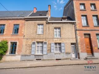 Au centre d'Enghien, proche de toutes les facilités, des commerces et des écoles, dans une rue calme à sens unique, une maison de ville...