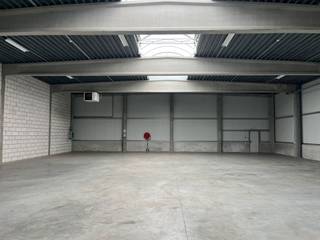 L'espace de stockage n'est loué qu'à la personne qui prend également les 500m² de bureaux.

Charges + Précompte immbolier (bureau et entrepot): 2270,84 € par mois

Situé à un emplacement stratégique le long de la Leuvensesteenweg à Zaventem, nous proposons à la location cet entrepôt fonctionnel de 590 m². L’entrepôt est facilement accessible via l’E40 et le Ring de Bruxelles, et se trouve à proximité de l’aéroport de Zaventem.

Caractéristiques :

-Superficie : environ 590 m²
-Accès via 1 porte sectionnelle – idéal pour les livraisons et la logistique
-Utilisation polyvalente : stockage, logistique, petite activité artisanale, etc.
-Bonne accessibilité et visibilité le long de la Leuvensesteenweg

Atouts supplémentaires :

-Situation idéale pour les entreprises actives dans la région de Zaventem/Bruxelles
-Grand espace de manœuvre pour camionnettes et camions
-Disponible immédiatement

Intéressé ?
Contactez-nous pour plus d’informations ou pour planifier une visite : 02/462.32.00.