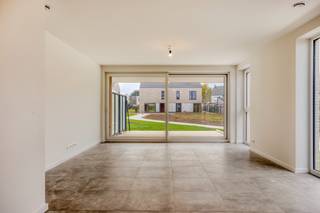 GELIJKVLOERS APP in residentie DIANTHUS II app 0.3 Dit gelijkvloers appartement in Residentie Dianthus II is gelegen in het rustige nieuwbouwproject Anjelierenlaan in Denderleeuw. Rondom de residentie is er een ruime groenzone waar de bewoners van de verkaveling rustig kunnen wandelen, spelen,.. maar vooral: genieten de omgeving. Het appartement geniet van veel lichtinval, heeft 2 slaapkamers, een badkamer met inloopdouche, een zeer ruime open leefruimte en een privaat terras. Bovendien is het volledige appartement voorzien van vloerverwarming en is het afgewerkt met zeer kwalitatieve materialen. Het gebouw beschikt tevens over een ondergrondse parking waarbij er voor iedere wooneenheid autostaanplaatsen of garages te koop zijn. Elk appartement beschikt over een berging en enkele fietsplaatsen. Zie jij jezelf hier wonen? Bel Ewout op 0497 588 888 of mail naar contact@huysmanbouw.be voor meer informatie. Meer info over het project op huysmanbouw.be